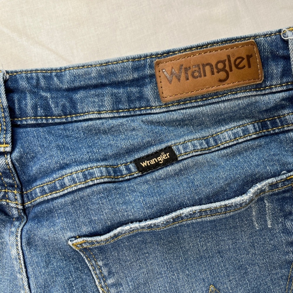 Wrangler Jeans Womens 12x30 Blue Excellent High Rise Bold Bootcut Distressed - Picture 11 of 13